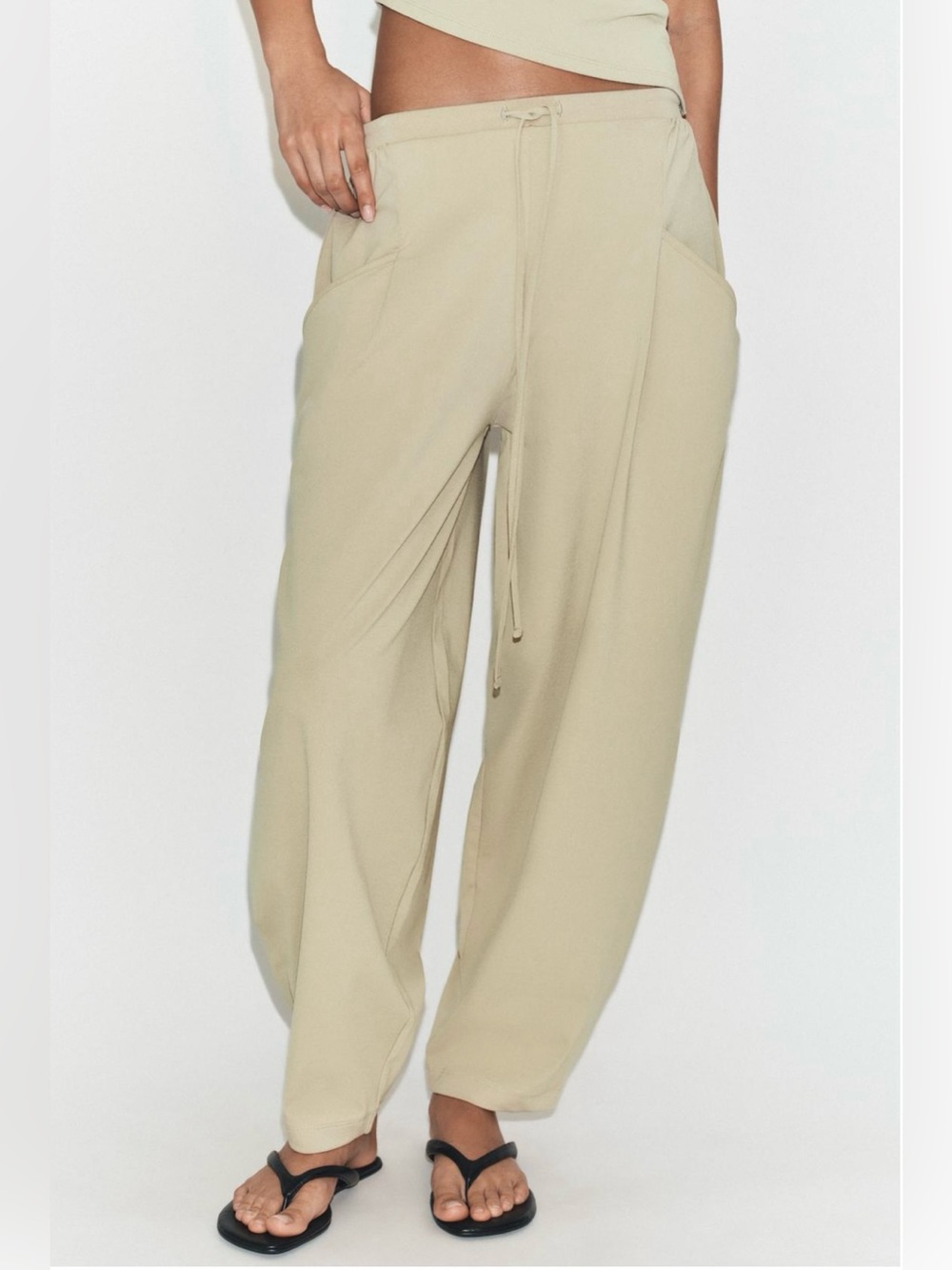 Zara Women's mid-rise pants with adjustable elastic drawstring waist. Sz M